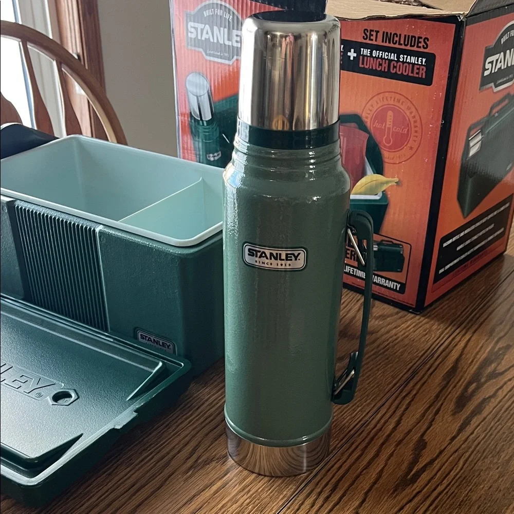 Vintage Stanley Green Vacuum Bottle and Lunch Cooler Set - Picture 4 of 5